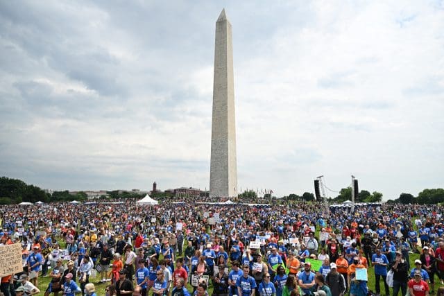 US: Thousands demonstrate for action on gun violence 6 000 32CB8RG 640x427 2