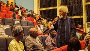 Soyinka addressing the students
